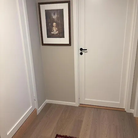 Modern Newly Renovated Centrally Located Apartment *